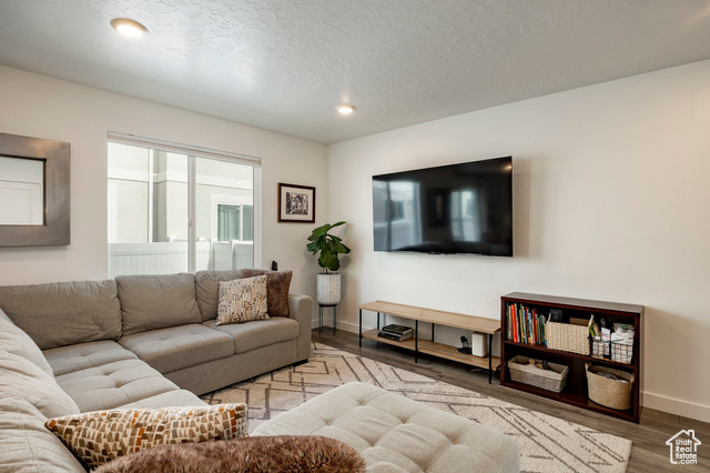 Photo 3 for MLS #2117456 at 1046 E Jack Dr