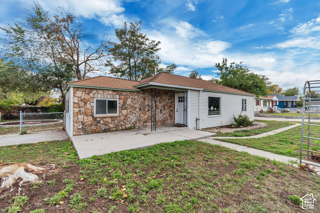 Photo 2 for MLS #2117639 at 1305 W Mead Ave