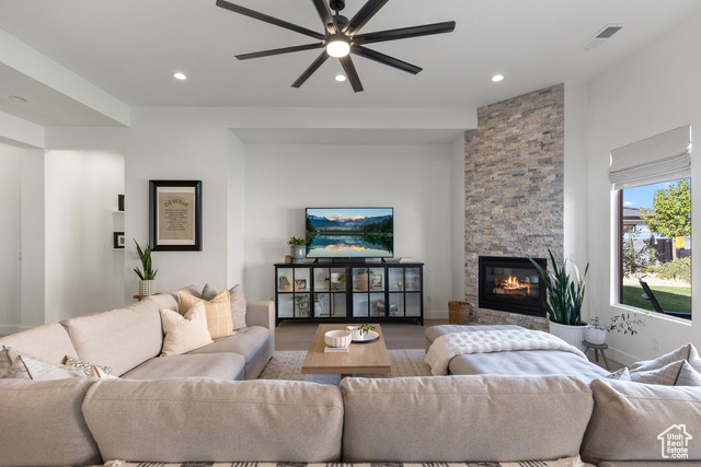 Photo 3 for MLS #2117917 at 983 E Black Oak Dr