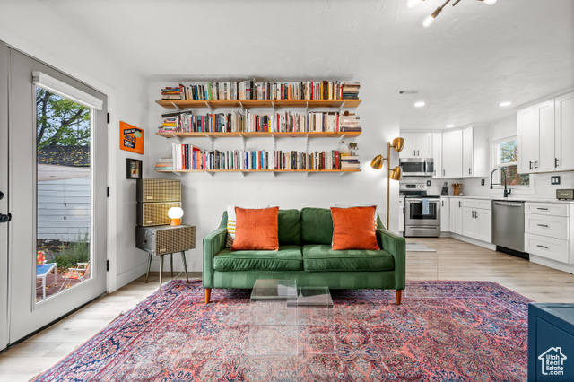 Photo 4 for MLS #2118067 at 916 E Forest View Ave