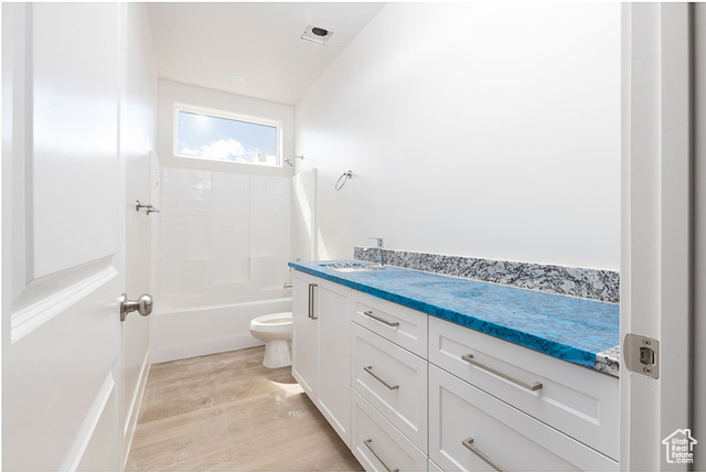 Photo 12 for MLS #2118421 at 2604 N Clark Pkwy