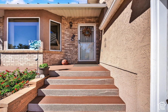 Photo 3 for MLS #2118546 at 1045 Hemlock Cir