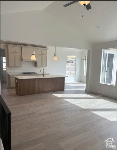 Photo 2 for MLS #2118939 at 122 E Bardsley Way #7