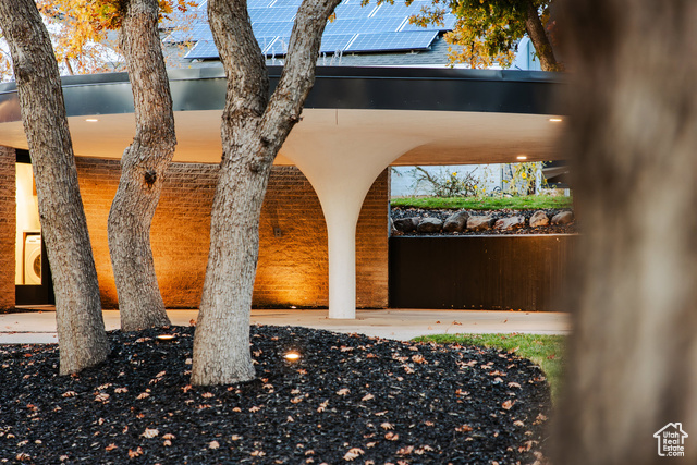 Photo 2 - 2777 E Comanche Dr, Salt Lake City UT 84108