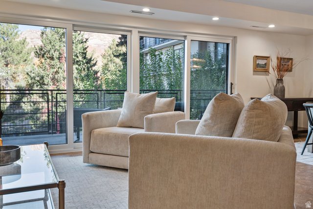 900 S Donner Way E 203