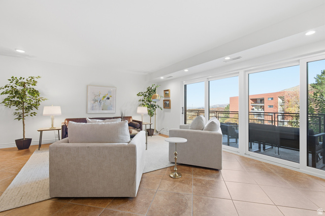 900 S Donner Way E 203