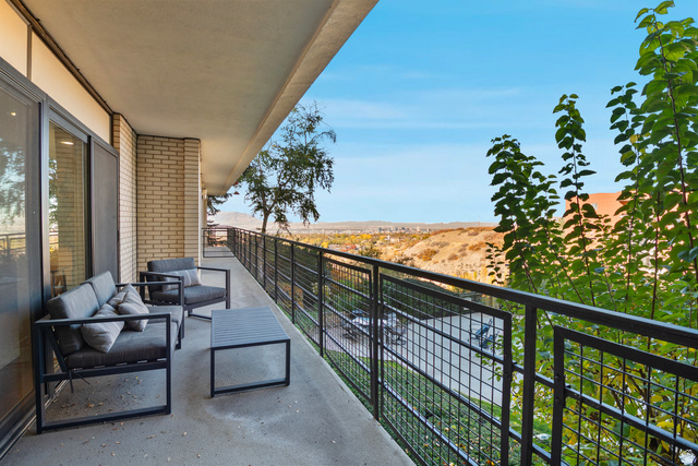 900 S Donner Way E 203