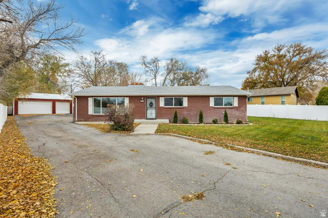 185 W Clark St
                     MLS #2122071