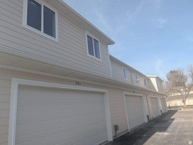 Main photo for 751 N Pheasantbrook Dr