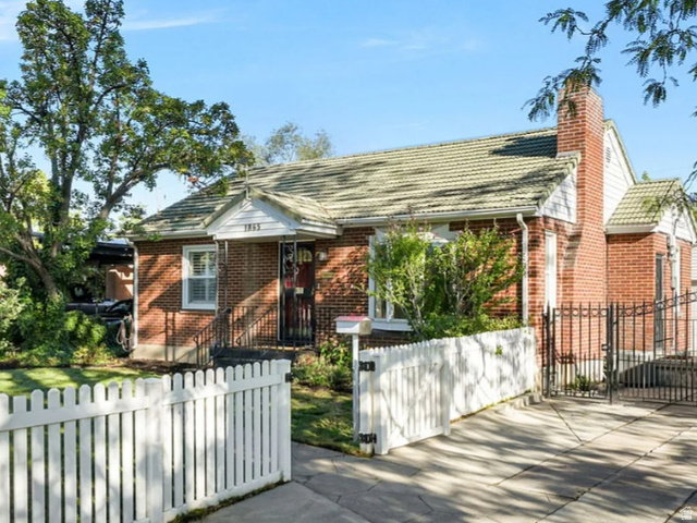 1865 E Hillcrest Ave
                     MLS #2122911