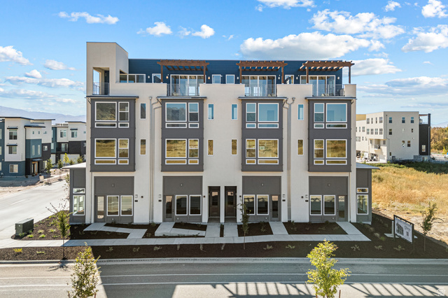 1843 W Burke Ln #103
                     MLS #2124703