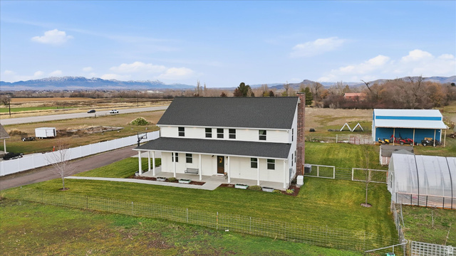 1009 E High Creek Rd
                     MLS #2128946