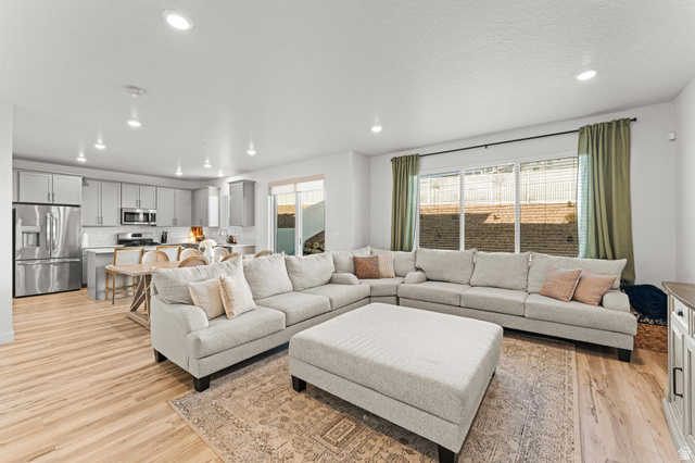 966 W Ruddy Clover Ln
                     MLS #2129530