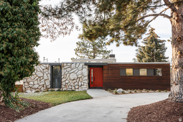 2136 S Elaine Dr
                     MLS #2129579