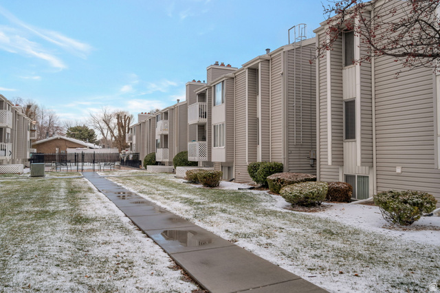 875 E ARROWHEAD LN #42, Murray UT 84107