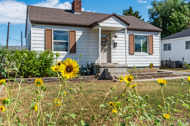 Main photo for 411 E Warnock Ave