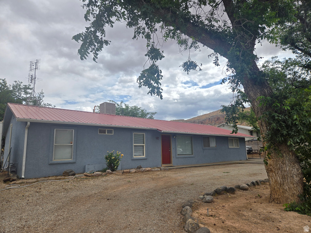 25 E 200 N
                     MLS #2136068