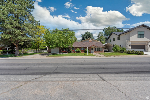 415 E Maple St
                     MLS #2140211