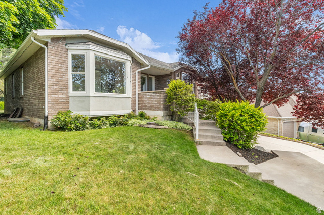 882 E Windsor Ln
                     MLS #2142833