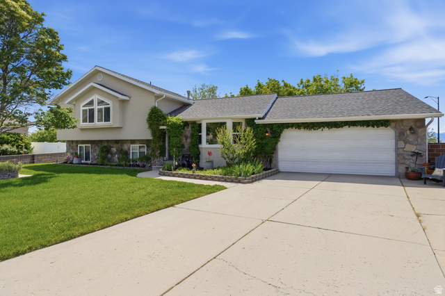 1320 E Woodhill Cir
                     MLS #2142905