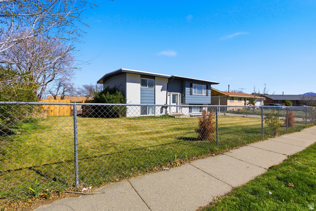 3856 W Moorgate Ave
                     MLS #2144377