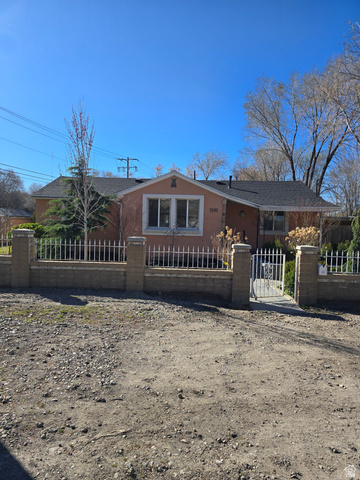 1595 W Warnock Ave
                     MLS #2144399