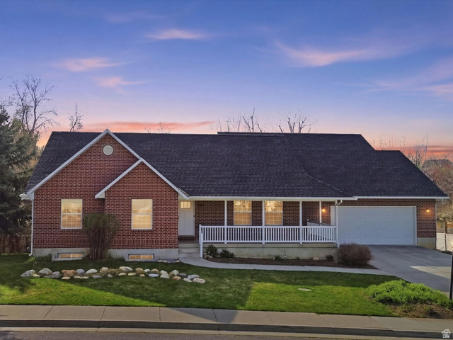 353 E Robin St
                     MLS #2146518