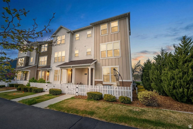 Main photo for 1007 W Painted Horse Ln