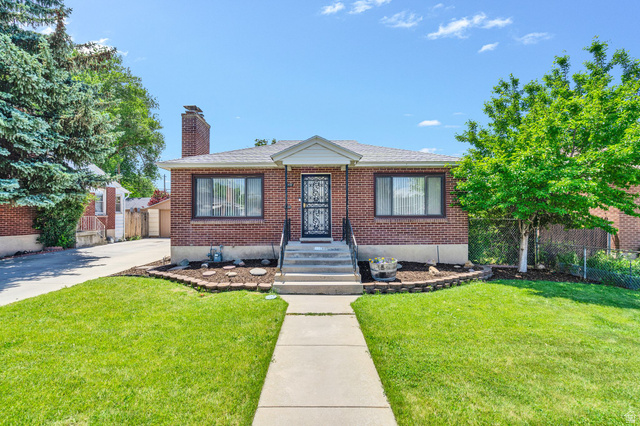 718 E Elgin Ave
                     MLS #2154820