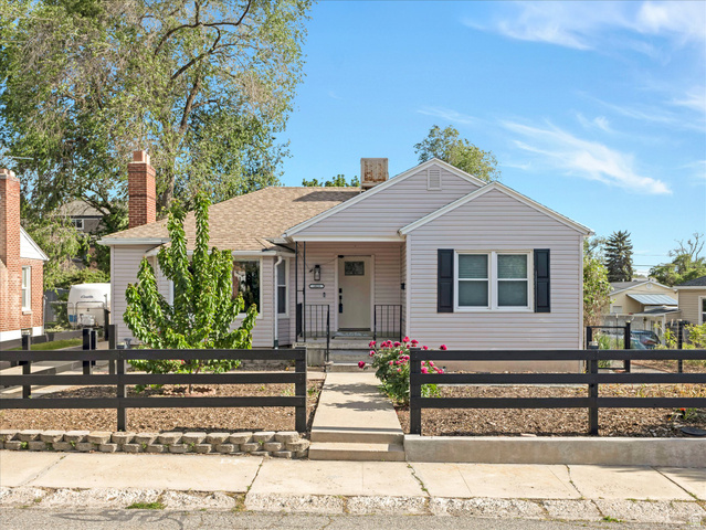 1028 E Elgin Ave
                     MLS #2159297