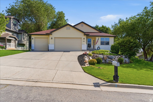Main photo for 216 E Appaloosa Way