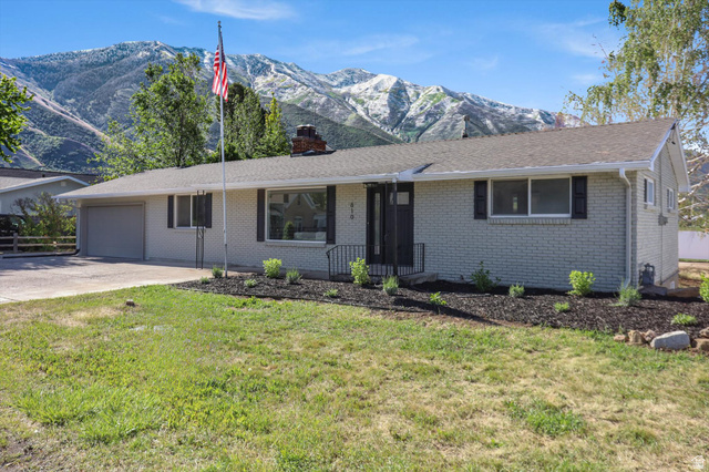 810 E Maple St
                     MLS #2159353