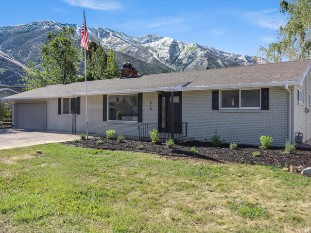 810 E Maple St
                     MLS #2159353