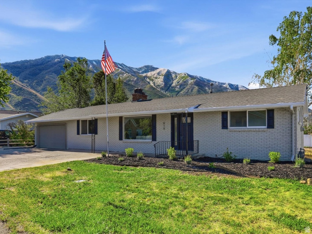 810 E Maple St
                     MLS #2159353