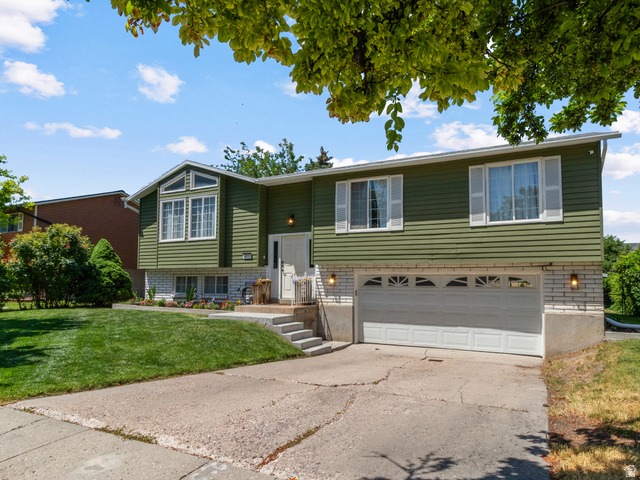 877 N Starcrest Dr
                     MLS #2160697