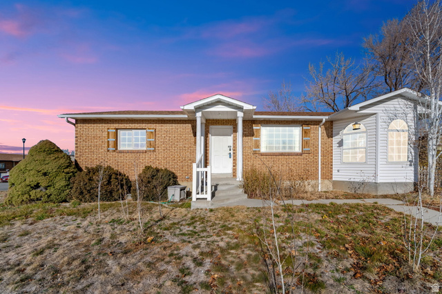 951 E South Cir
                     MLS #2161041