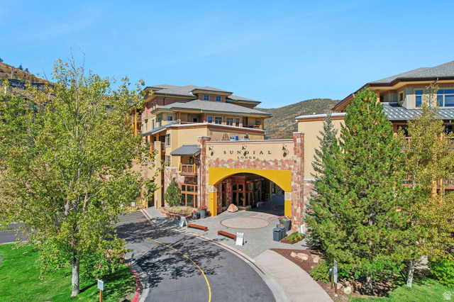 3720 N SUNDIAL CT B201, Park City