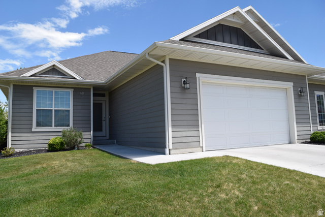 Main photo for 601 E Glenpoint Ct