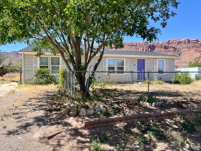 Main photo for 1430 E Huntcreek Dr