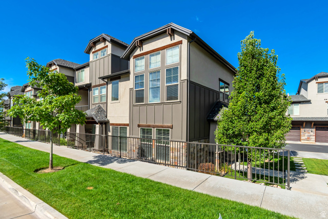 10422 S BEETDIGGER BLVD, Sandy UT 84070