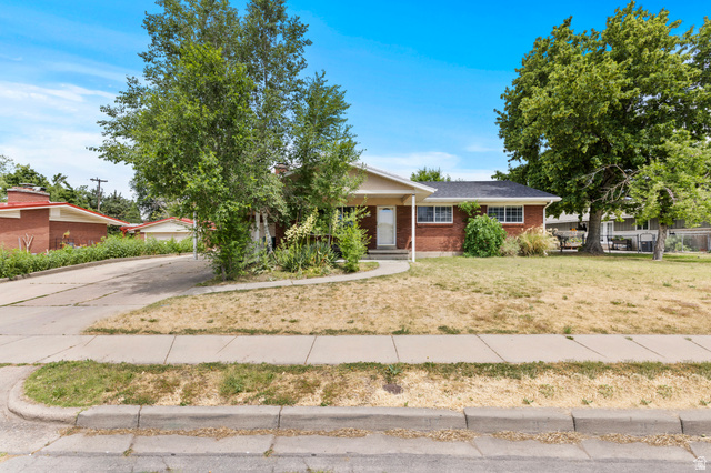 897 E Elm St
                     MLS #2166457