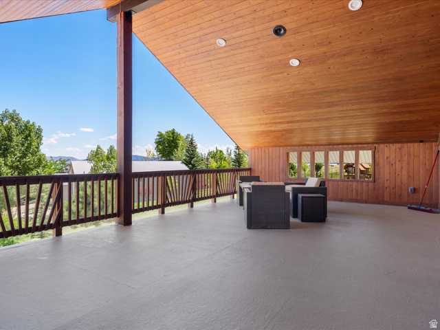 187 Lakeside Dr