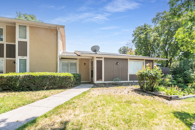 Main photo for 302 E Peach Ln