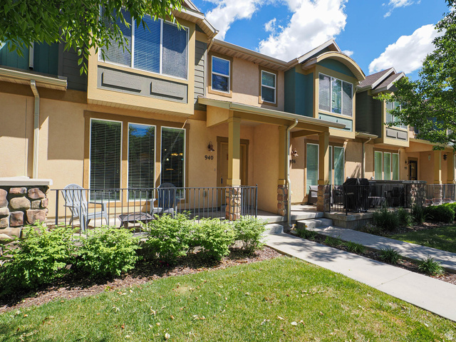 Main photo for 940 W Willow Way