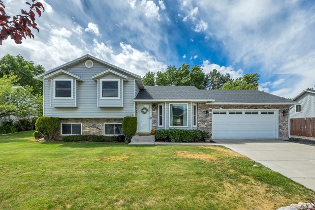 2425 E View Dr
                     MLS #2169057