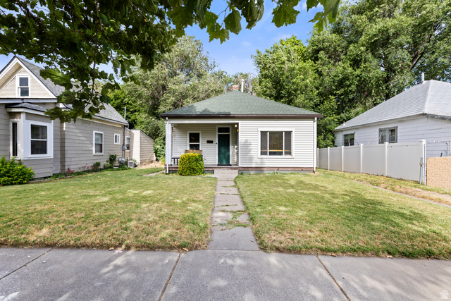 2261  Van Buren
                     MLS #2169195