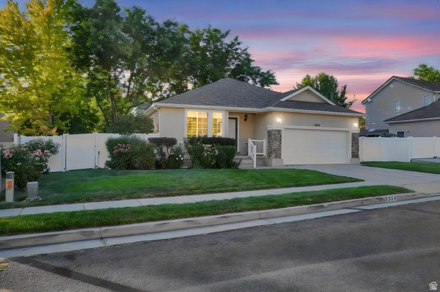1234 W Oakridge Dr
                     MLS #2169242