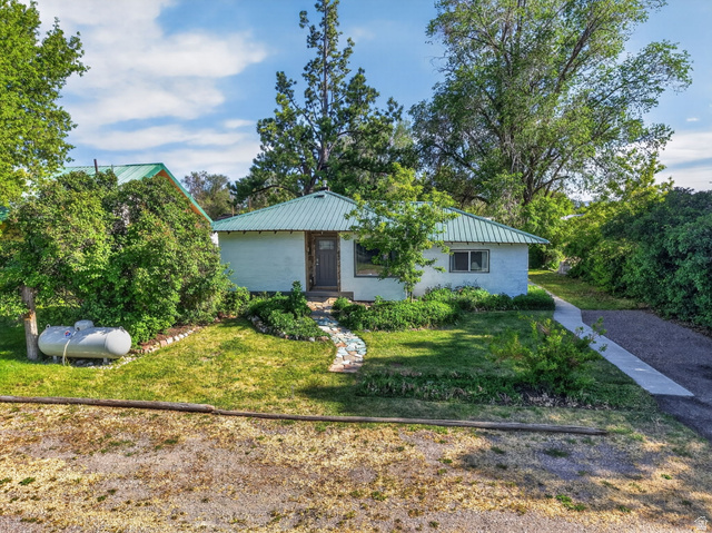 Main photo for 225 W Kootenai Ave