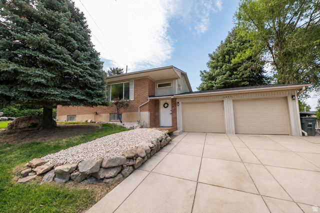 1477  Harrop St
                     MLS #2171431
