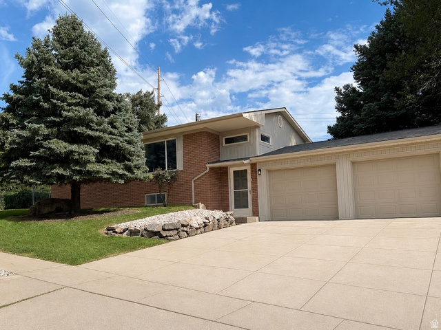 1477  Harrop St
                     MLS #2171431